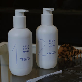 HER OWN ALONE Drėkinantis kondicionierius