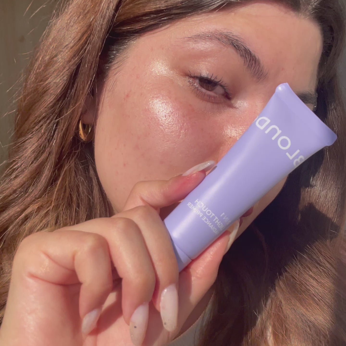 Įkelti vaizdo įrašą: BLONDESISTER 2 IN 1 Illuminating Primer - švytėjimo suteikianti makiažo bazė